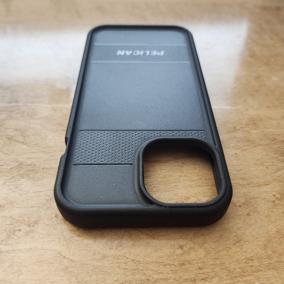 Pelican Protector (Magnetic) Case with MagSafe - iPhone 15 / 14 / 13 - Picture 7 of 8